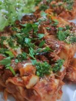 Restaurant Balaruc les bains. Pizzeria Balaruc Les Bains. La Lasagne de Poulpe et Seiche est une spécialité audacieuse qui allie les saveurs marines à la douceur de la cuisine méditerranéenne. Préparée avec des pâtes fraîches, cette lasagne est garnie de poulpe tendre et de seiche savoureuse, enveloppée dans une sauce tomate riche et parfumée, agrémentée d’oignons et fondue d’emmental. Ce plat est accompagné d’une salade fraîche pour équilibrer les textures et les saveurs. Chez Sancta Maria 1187, nous concoctons cette lasagne avec des ingrédients de première qualité, en respectant les traditions culinaires méditerranéennes. Installé dans le cadre exceptionnel de l’ancien réfectoire voûté de la chapelle Notre Dame des Eaux à Balaruc-les-Bains, notre restaurant vous invite à découvrir cette Lasagne de Poulpe et Seiche dans une atmosphère unique et pleine de charme. En été, profitez de notre jardin fleuri pour déguster cette spécialité en plein air, en plein centre de Balaruc-les-Bains et à quelques minutes du bord de l’étang, pour une expérience culinaire qui célèbre la mer et le terroir méditerranéen.