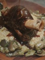 Restaurant Balaruc les bains. Pizzeria Balaruc Les Bains. La Souris d’Agneau Confite est un plat généreux et réconfortant qui célèbre la richesse des saveurs françaises et terroirs. Lentement confite, la souris d’agneau devient tendre et fondante, libérant tous ses arômes. Elle est accompagnée d’un risotto crémeux à la crème de cèpes, garni de champignons persillés, qui ajoute une touche terreuse et parfumée à l’ensemble du plat. Chez Sancta Maria 1187, on prépare ce plat avec soin, en choisissant des ingrédients de qualité et en respectant les techniques traditionnelles. Installé dans le cadre historique de l’ancien réfectoire voûté de la chapelle Notre Dame des Eaux à Balaruc-les-Bains, notre restaurant vous invite à savourer cette souris d’agneau confite dans une ambiance empreinte de charme et d’authenticité. L’été, profitez de notre jardin fleuri pour déguster ce plat en plein air, au cœur de Balaruc-les-Bains et à deux minutes du bord de l’étang, pour un moment gustatif et apaisant qui célèbre les saveurs méditerranéennes.